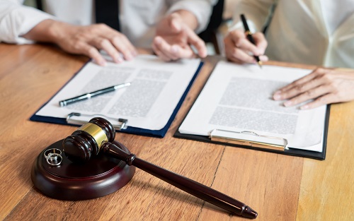 面对昆明民事诉讼案件，作为律师应该注重规范化